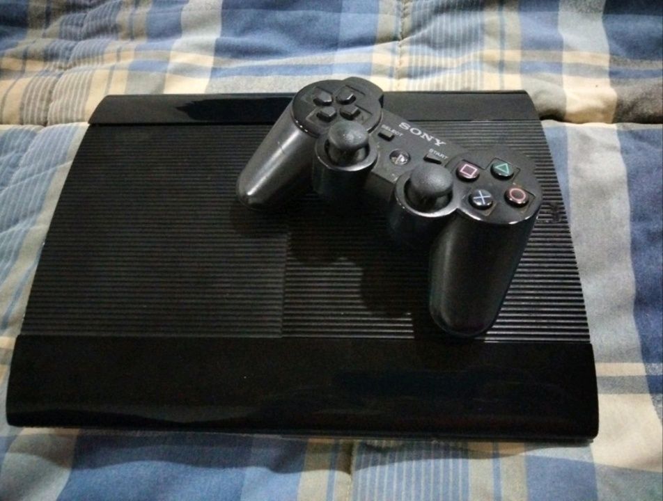 PlayStation 3 Super Slim + Cartão de Armazenamento