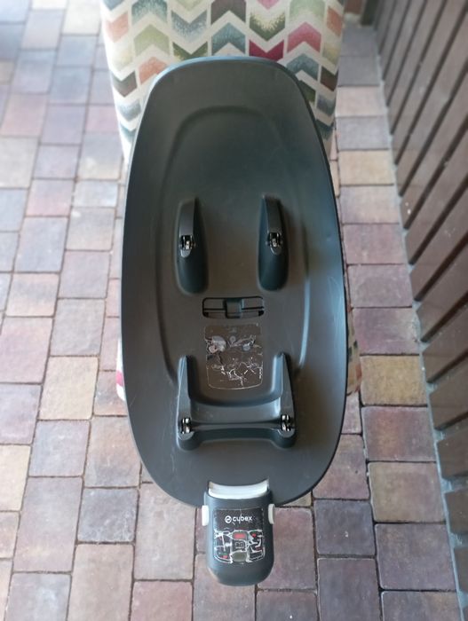 Zestaw Dwa foteliki z bazą: Nosidełko cybex, i fotelik kolejny Sirona.