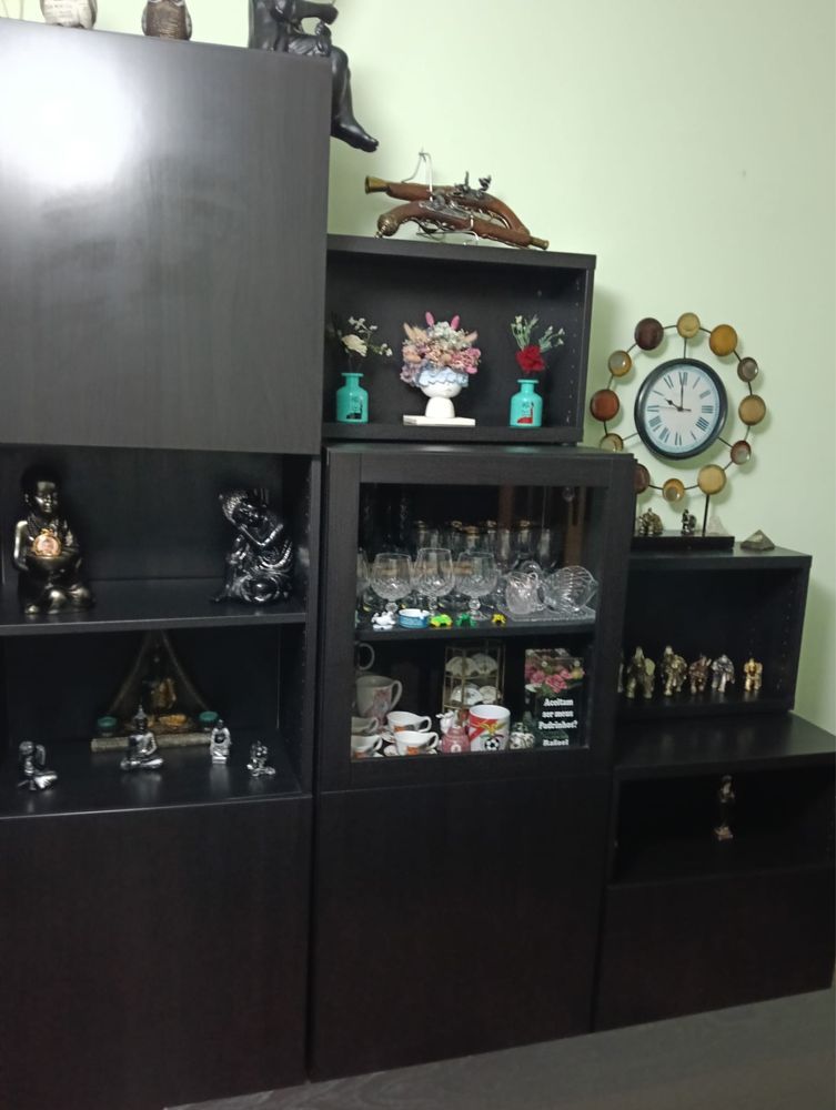 Movel de sala com mesa e cadeiras e espelho