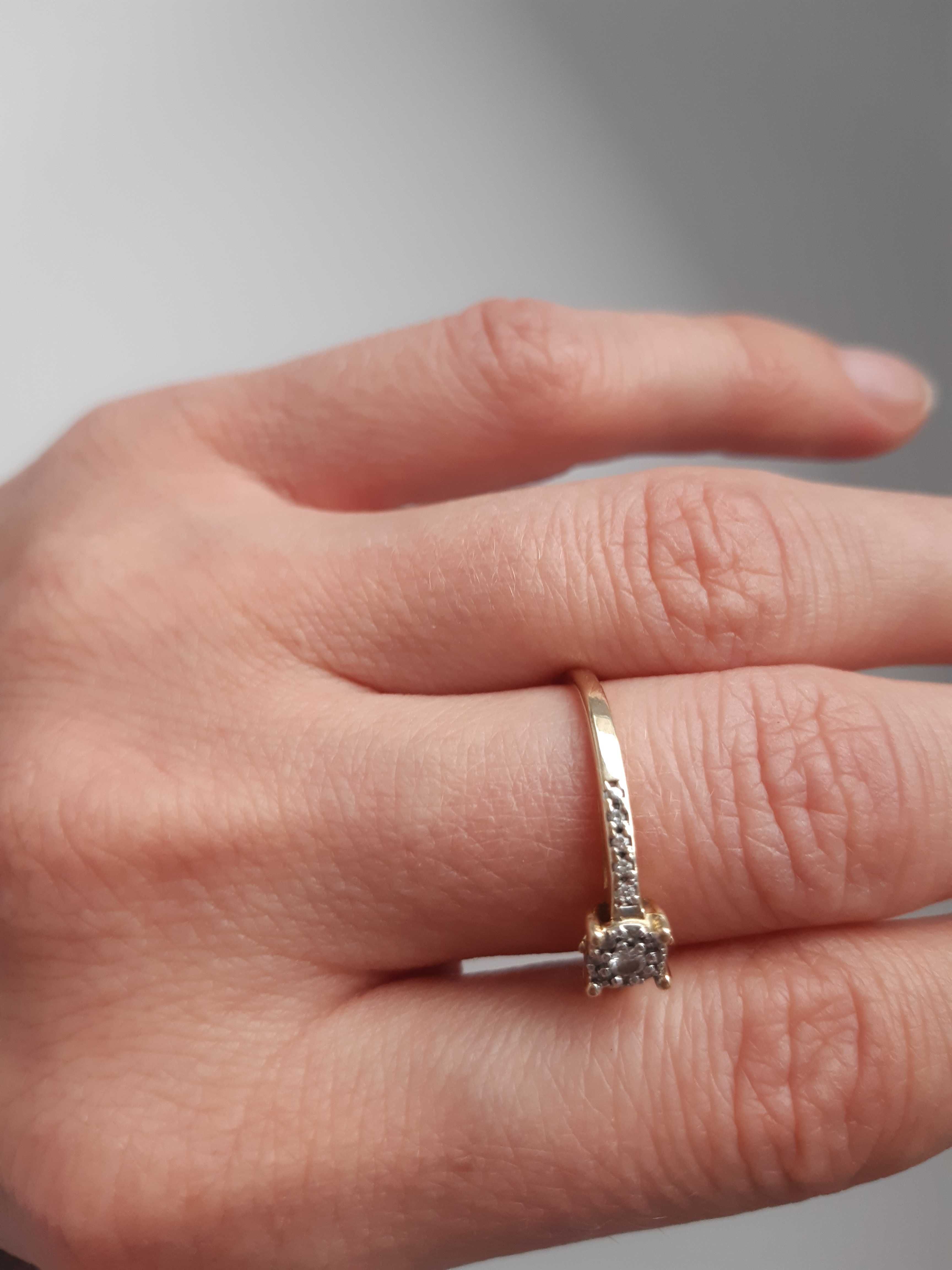 Złoty pierścionek zaręczynowy 585 diamenty 0,10 ct Viadem