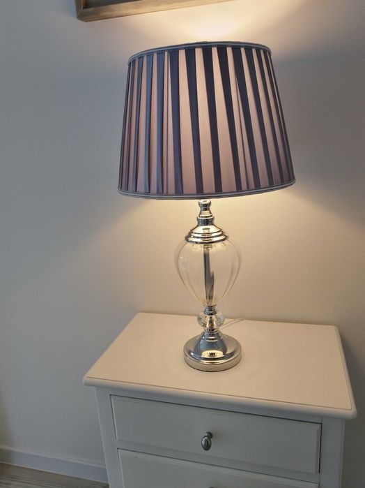 Lampka stołowa elegancka