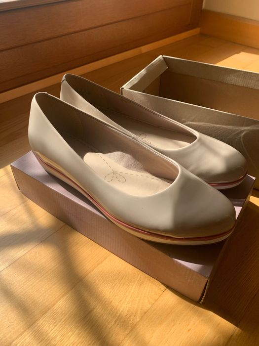 Buty na koturnie lakierki