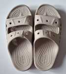 Beżowe klapki Crocs