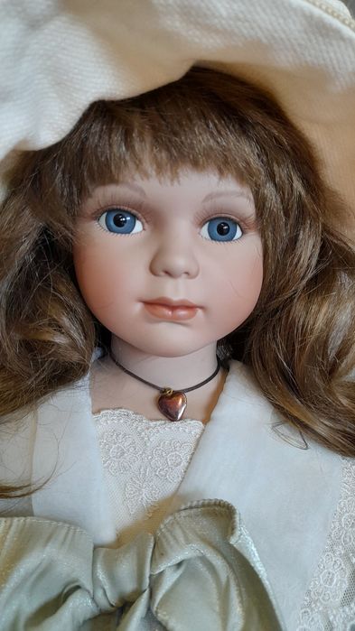 Колекционная фарфоровая кукла "Remeco Collection" 64,см