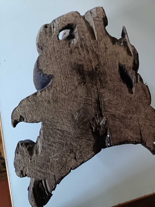 Escultura antiga em madeira