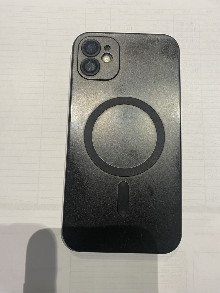 Vendo iphones 11 com 128 g / Carregador Contactless.