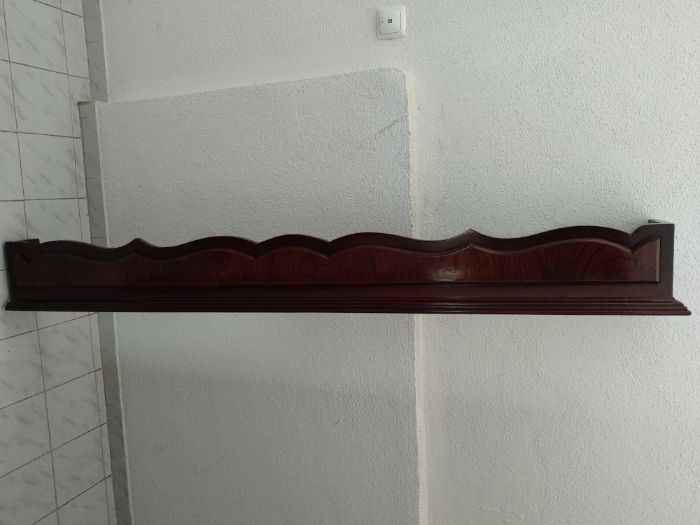 Sanefa em mogno envernizado