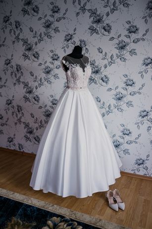 Весільна сукня атлас