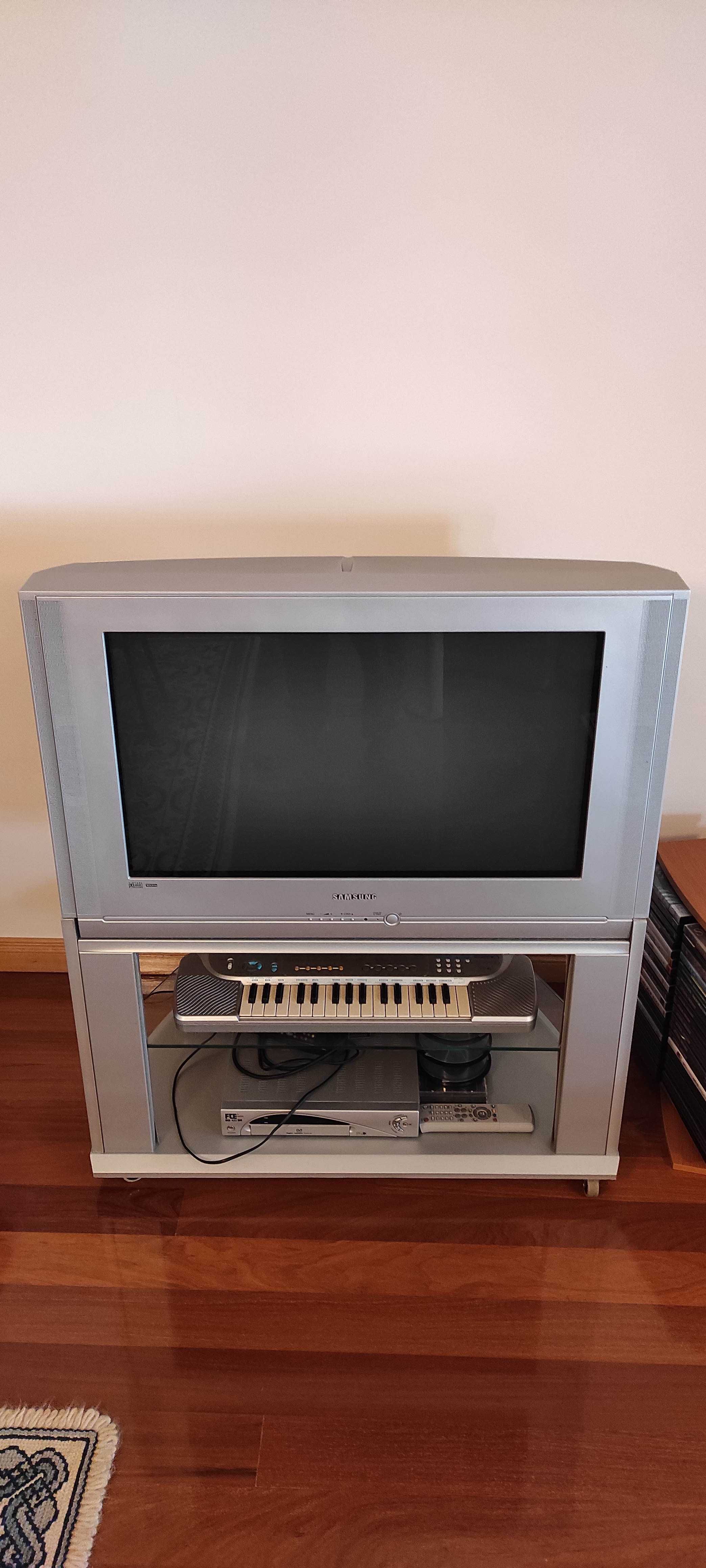 TV Samsung 32 polegadas, CRT, com móvel, a funcionar perfeitamente.