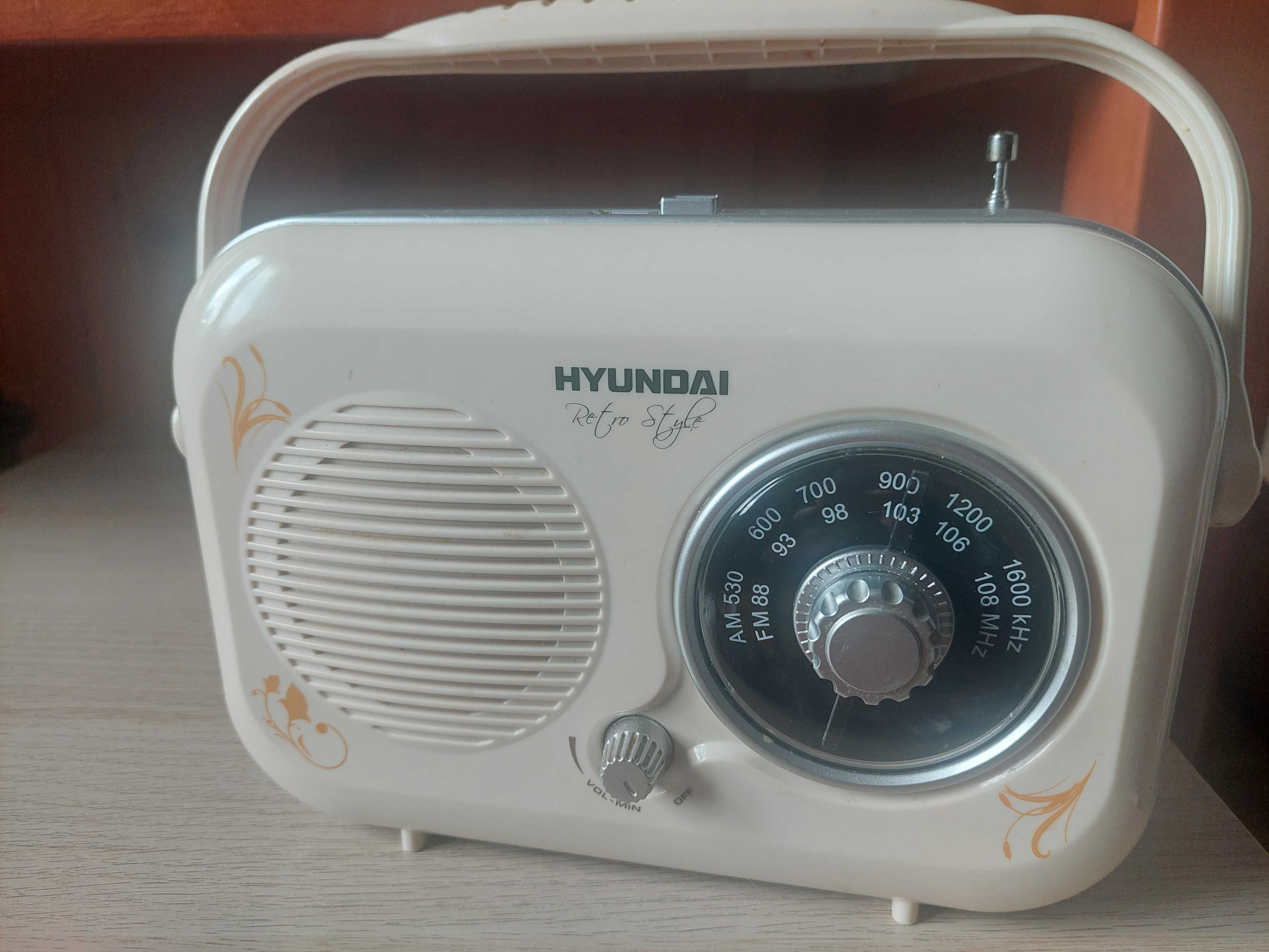 Hyundai radio retro na baterie i kabel przenośne kremowe