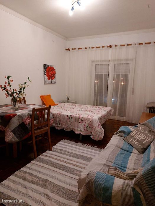 605886 - Quarto com cama de solteiro, com...