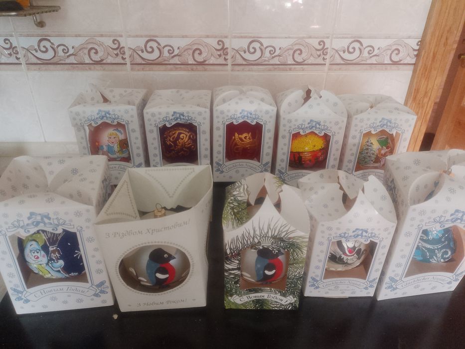 Новорічні прикраси, декор, гірлянди, свічки, Дід Мороз