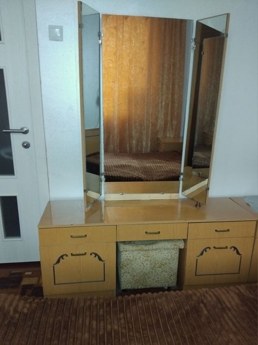 Двоспальне ліжко,дві тумбочки, трюмо