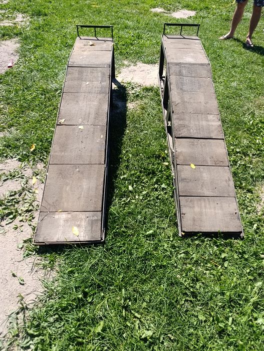 Естакада для підйому машини