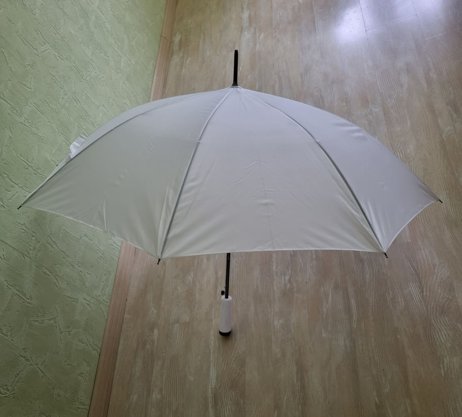 Duży piękny biały nowy parasol
