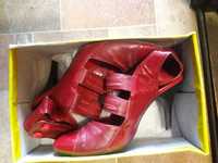 Туфлі червоні на підборах
