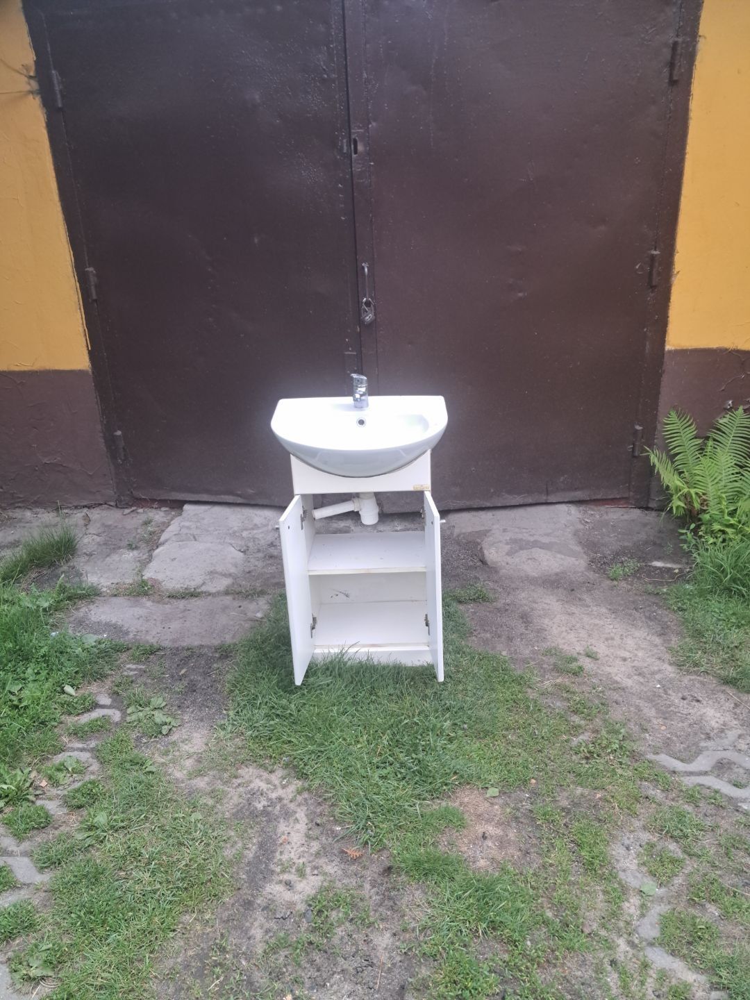 Sprzedam tanio umywalke z szafka i baterią