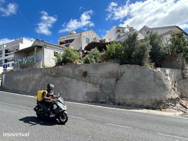 Terreno com 3 moradias devolutas