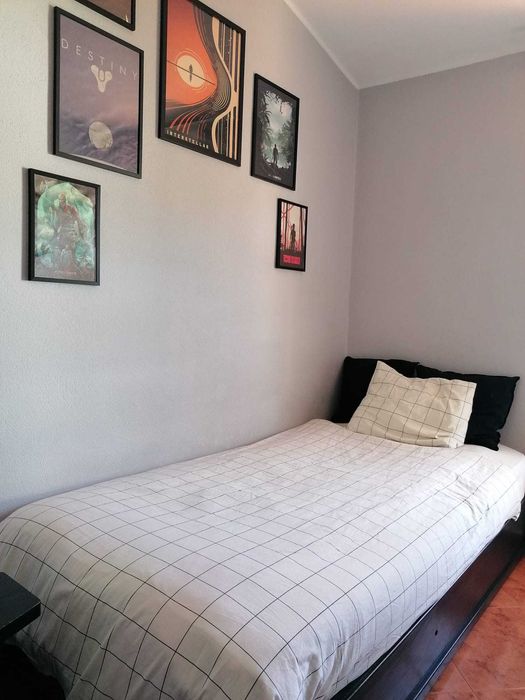 cama de madeira pintada a preto c/ espaço para arrumação (90x200~ cm)