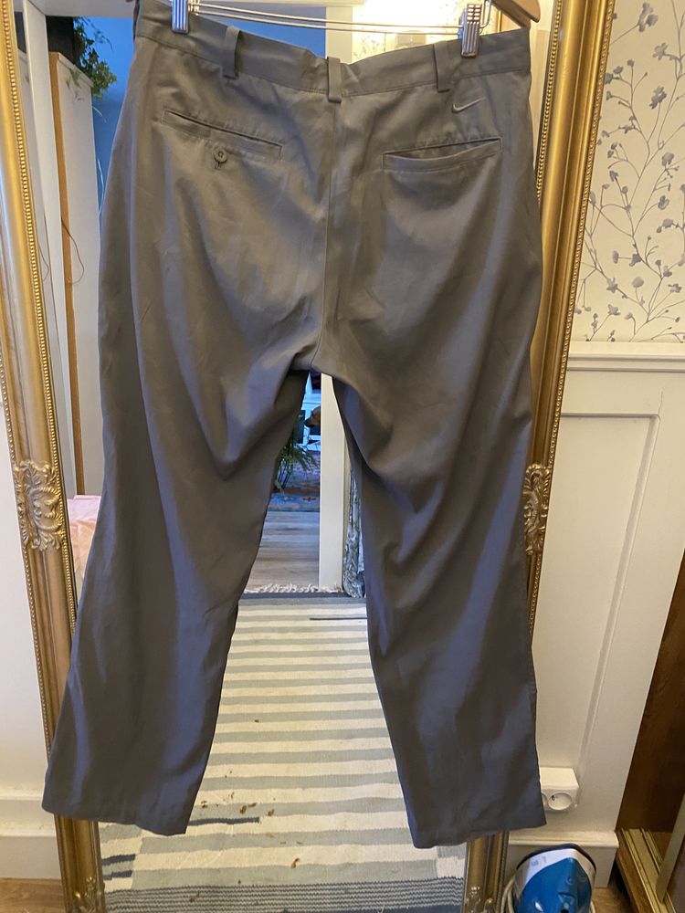 Szerokie (nogawka 23 cm) szare spodnie Nike Golf. Rozmiar 34.