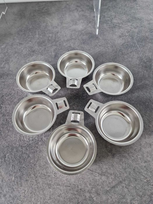 Małe miseczki ze stali nierdzewnej