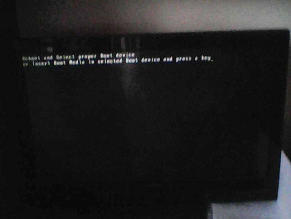 Płyta główna ASRock, zasilacz, CD, kable, moduły.