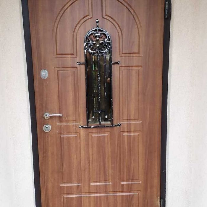 Вхідні металеві двері .