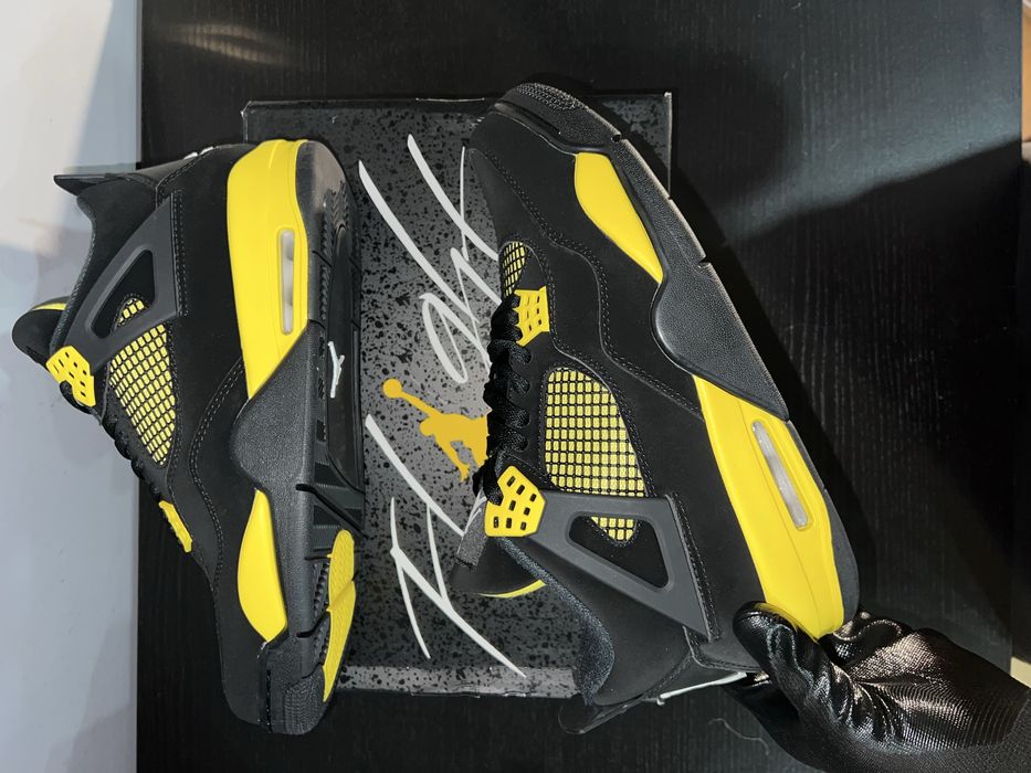 Jordan 4 yellow black