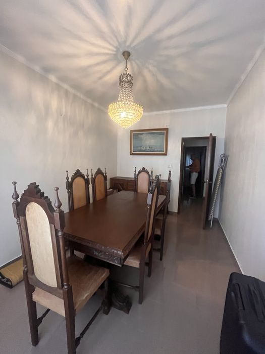 Sala de Jantar em madeira maciça com oito cadeiras