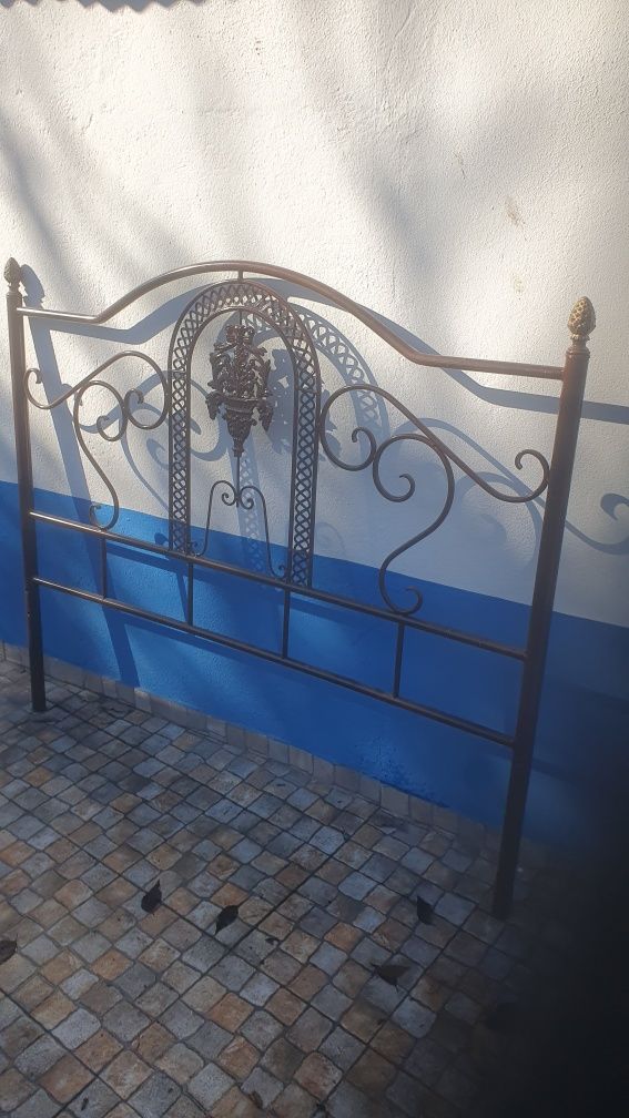 Cama de casal em ferro