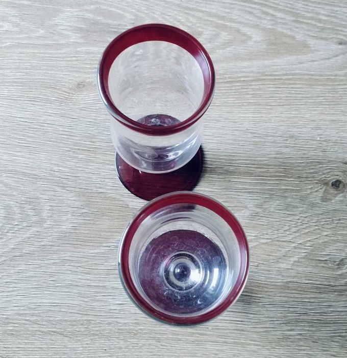 Dwa kieliszki pucharki z grubego szkła z wiśniowymi elementami