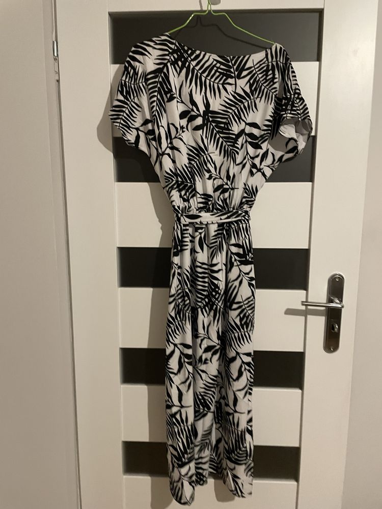 # Sukienka letnia dluga biala w czarne liscie roz. Xl