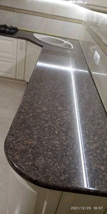 Стільниці, підвіконня, стіл з граніту