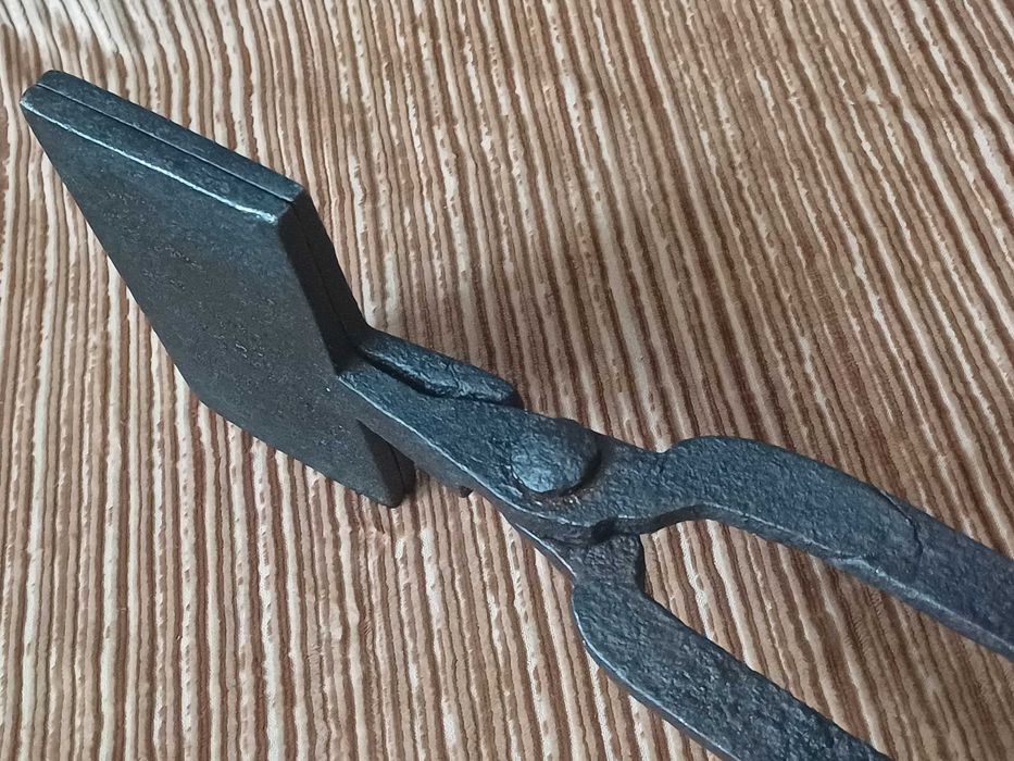 Zabytkowe urządzenie do wypieku opłatków - gofrów.