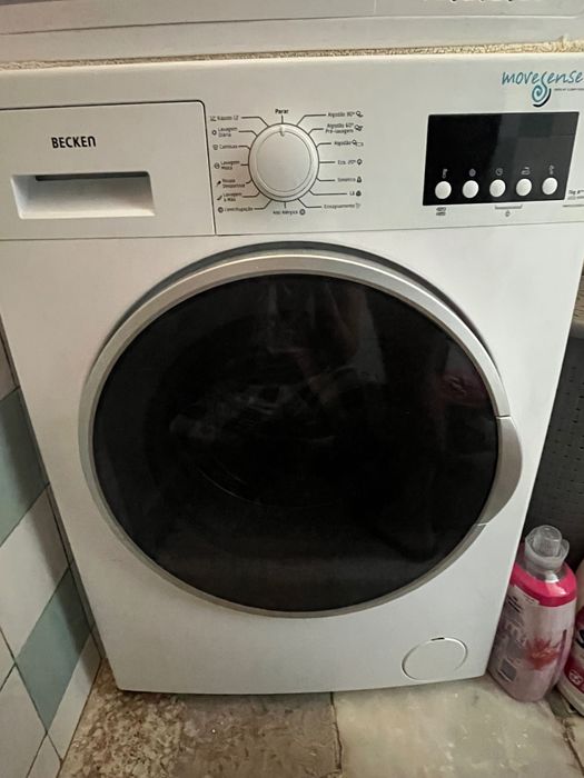 Máquina de lavar roupa em ótimo estado