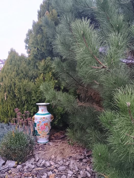 Вазон для саду з фаянсу.