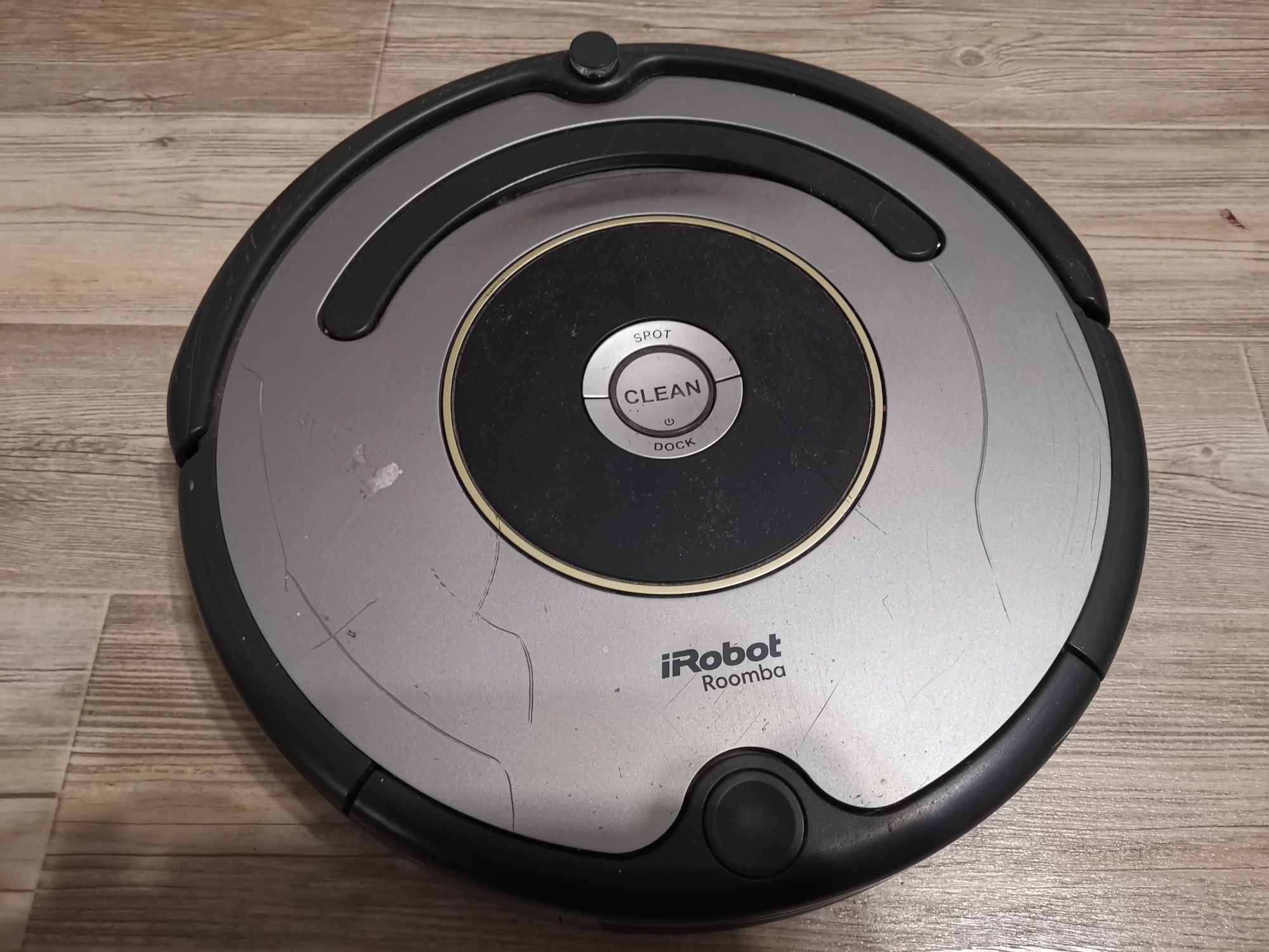 Irobot robot sprzątający roomba ze stacją ładowania.