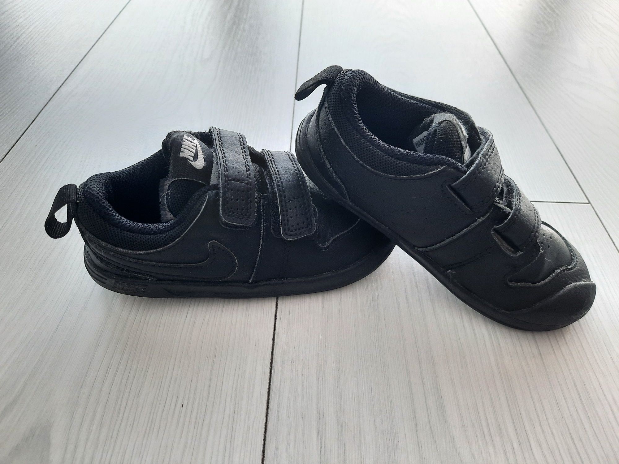 Czarne adidasy chłopięce r.25 Nike