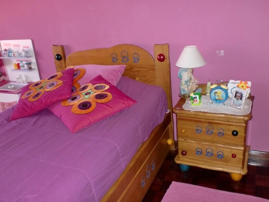 Cama e mesa de cabeceira em pinho