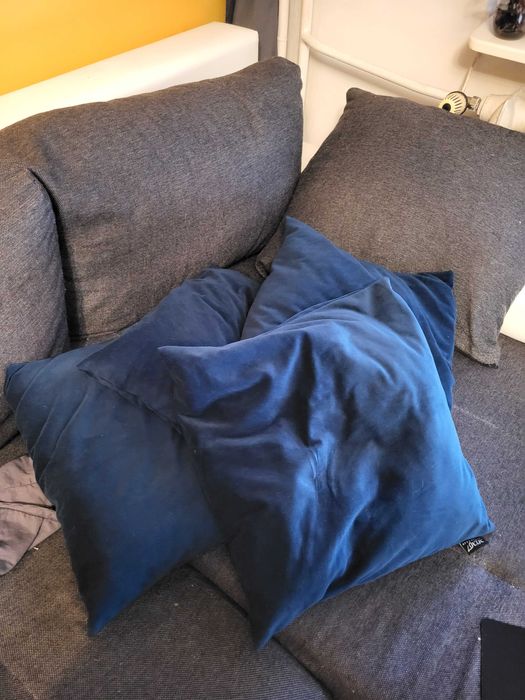 4 poduszki z granatowymi poszewkami welur, kwadratowe, jaśki