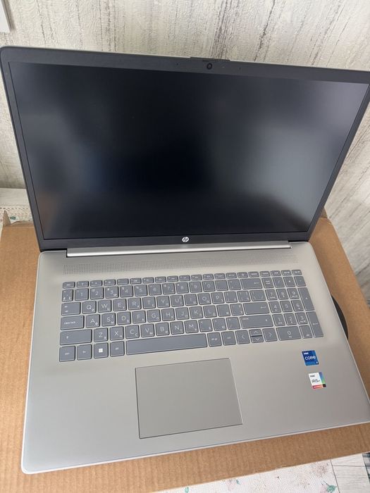 Ноутбук HP Laptop 17-cn3002ua Natural Silver
Екран 17.3" IPS (1920x108
