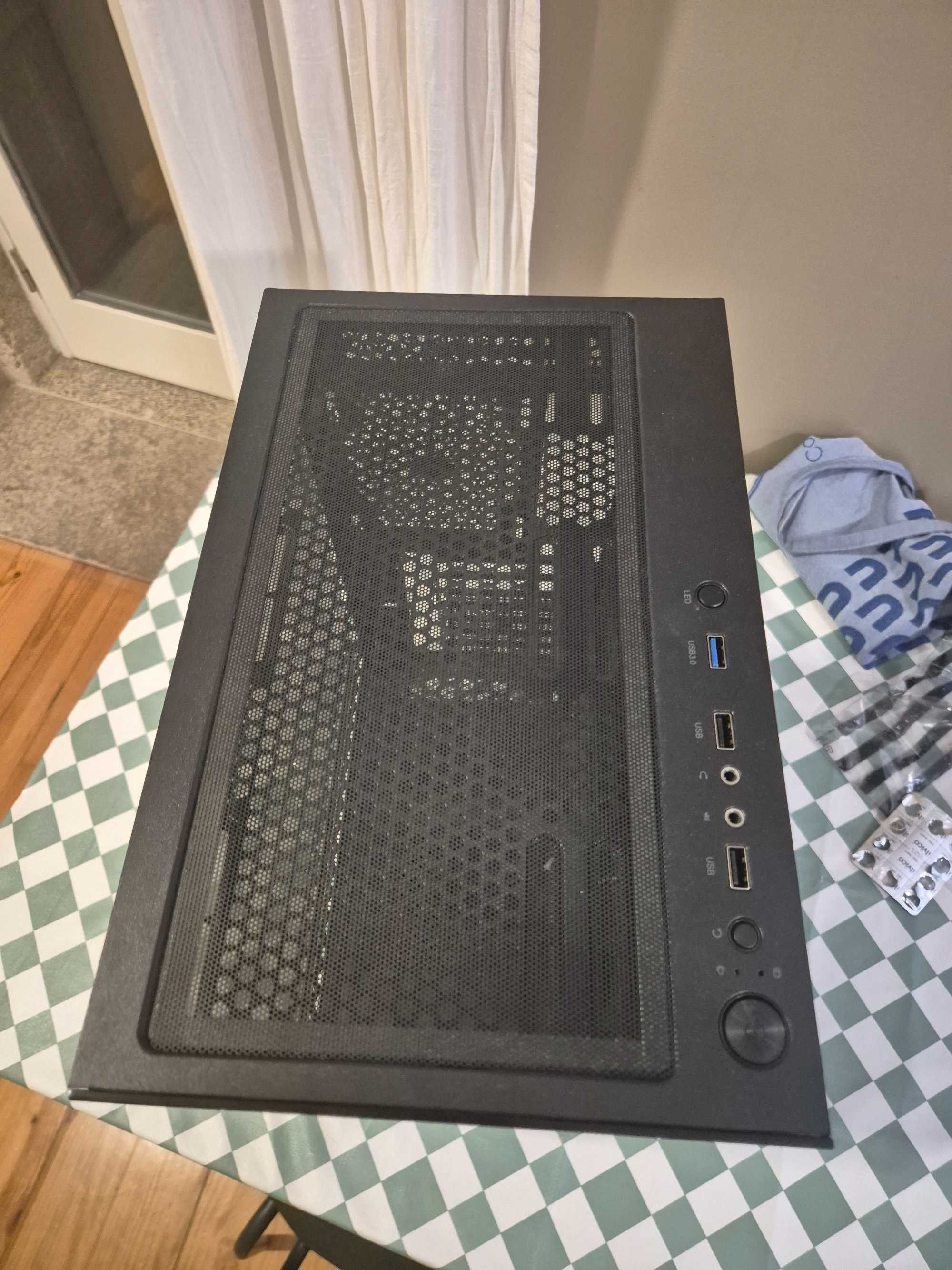 Torre PC - Praticamente nova na caixa.
