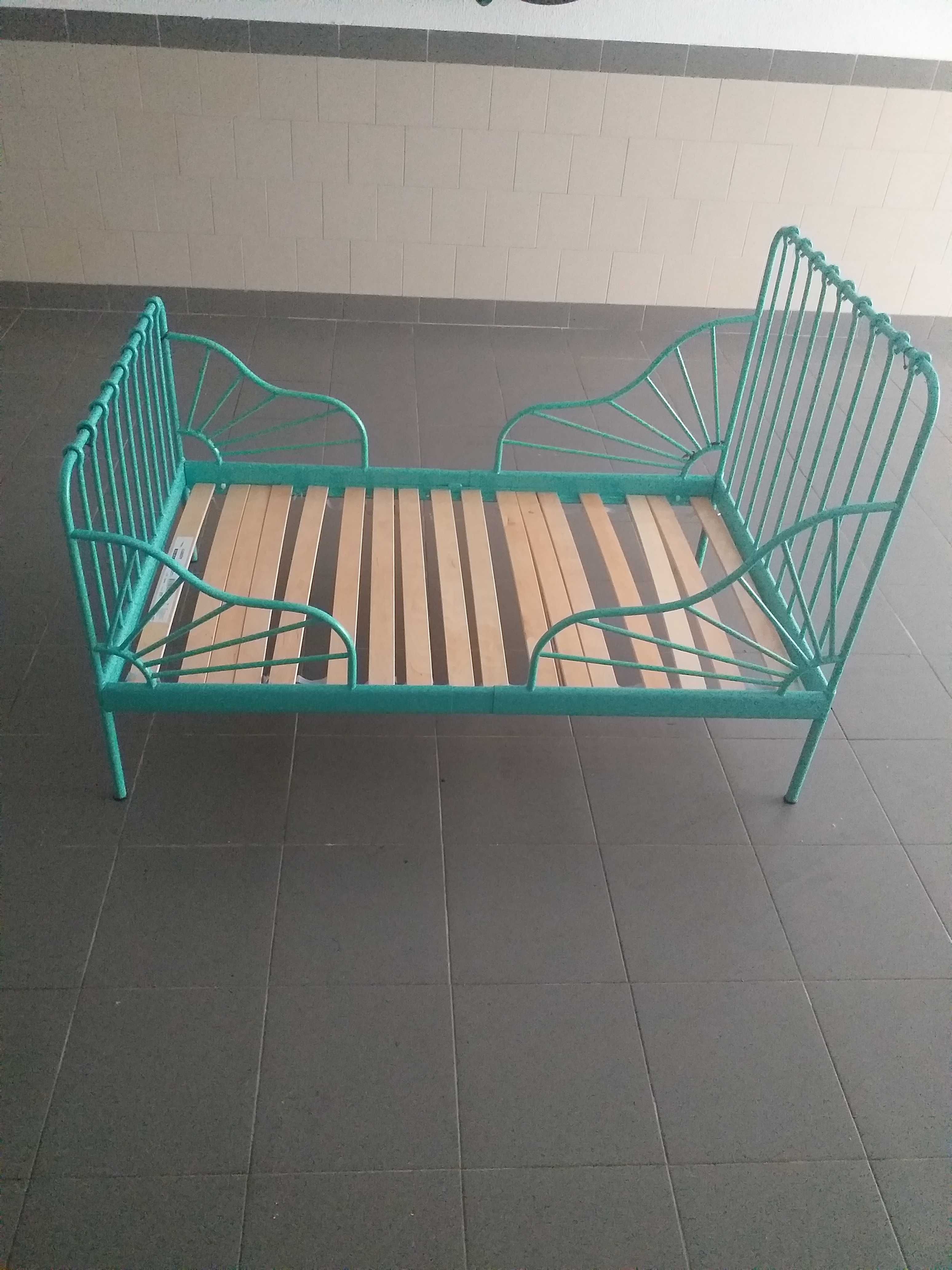 Cama de bébé cor azul claro.