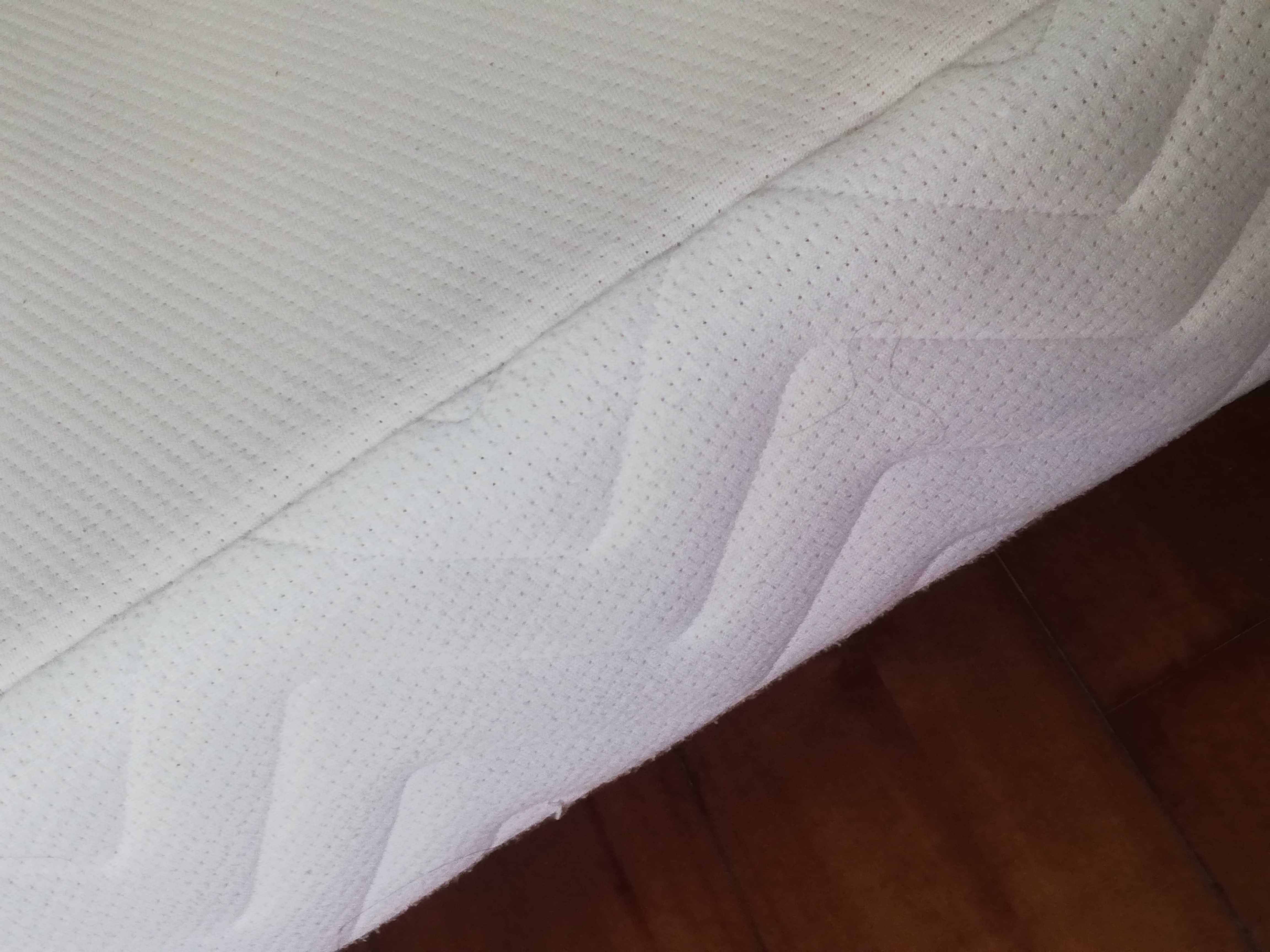 Estrados forrados com colchão e topper