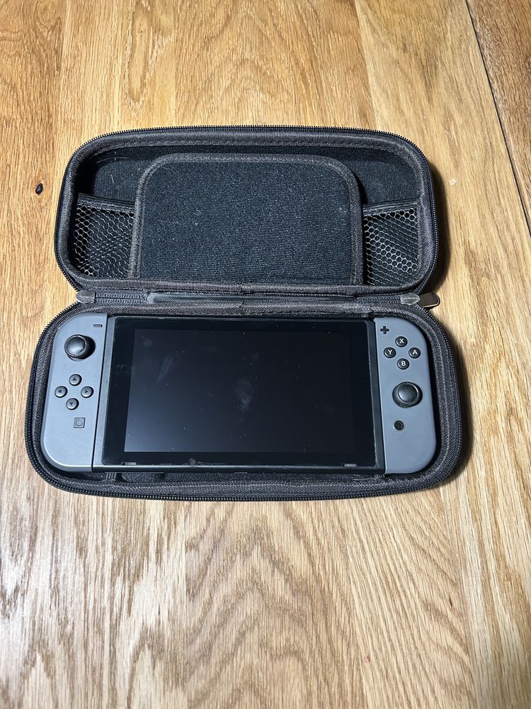 Nintendo switch v2 szary z etui + 2 gry