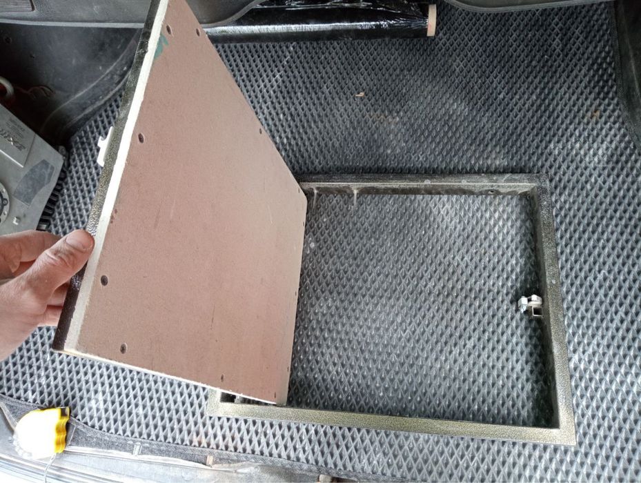 Ревізійний люк під плитку скритого монтажу невідімка 50см на 40см нови