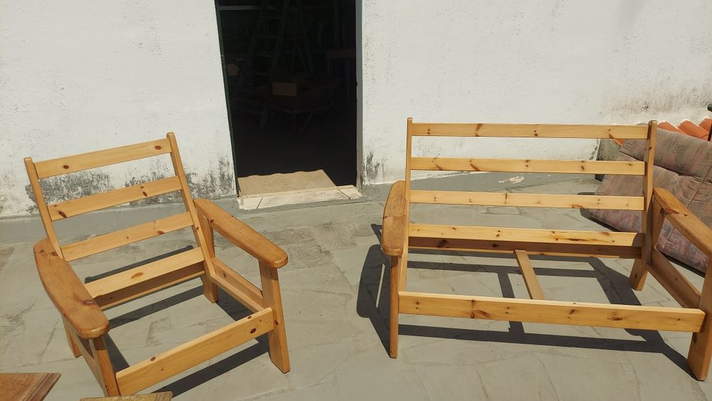Conjunto de sofás em pinho maciço