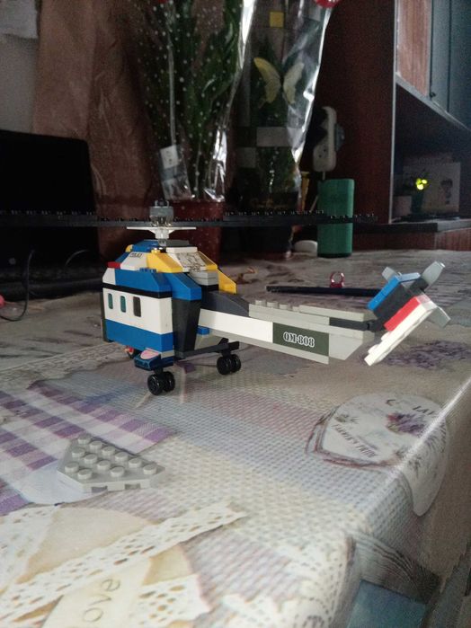 Вертолёт ми-2 и автомобиль Жигули копейка