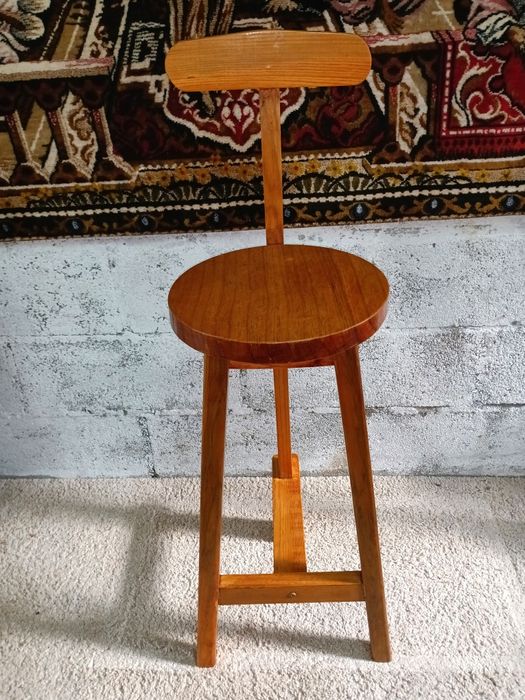 Belíssimo banco em madeira, peça com design desigual, internação de re