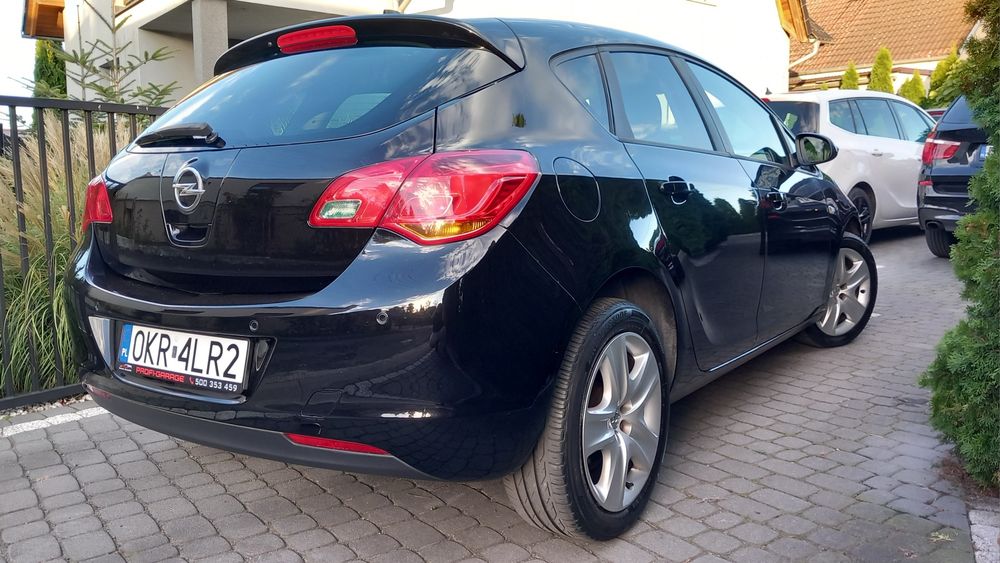 Opel Astra J 1.6 16v 115km stan BDB podgrzewane siedzenia i kierownica